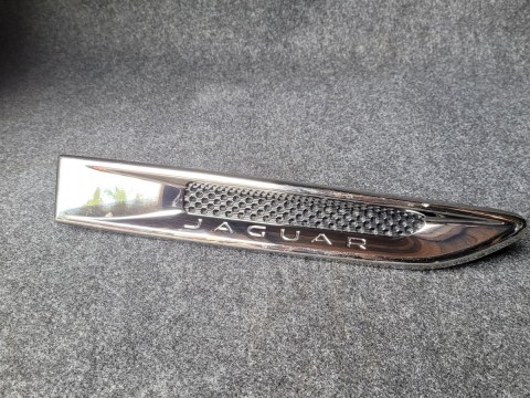 Jaguar xe fender wing trim vent