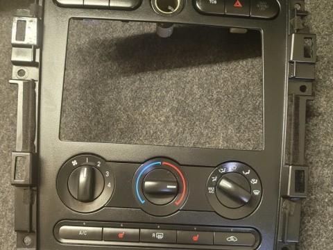 05-09 Ford Mustang dash radio climate control panel trim 