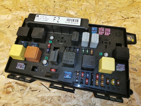 OPEL ASTRA H FUSE MODULE 13205783