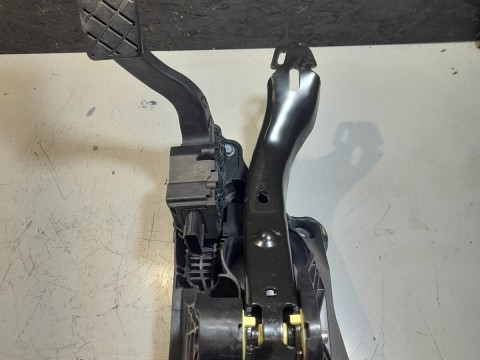 Volkswagen Polo VI 2Q1721058F GAS & BRAKE PEDAL 