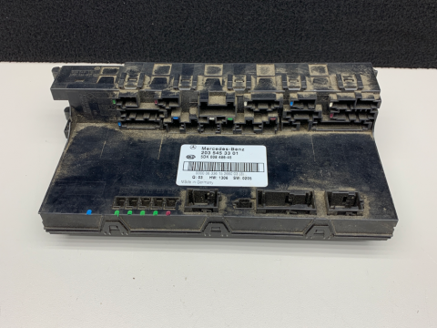 Mercedes fuse box 2035453301 A2035453301